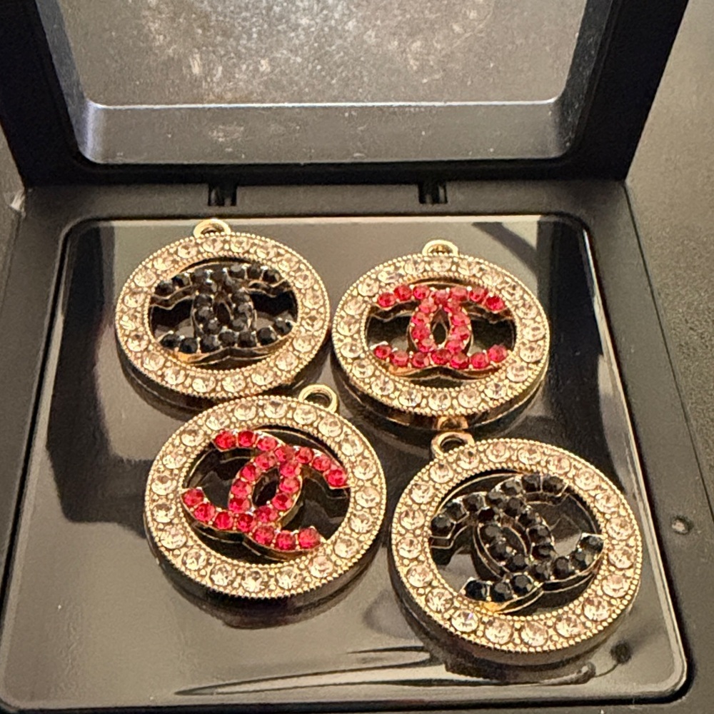 One Fashion CC Black or Red Pendant